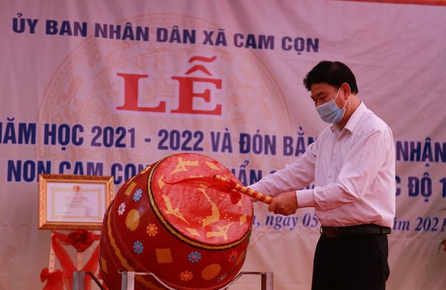 Đồng chí Vũ Văn Cài, Ủy viên Ban Thường vụ Tỉnh ủy, Phó Chủ tịch Thường trực HĐND tỉnh Lào Cai đánh trống khai giảng năm học mới 2021 2022
