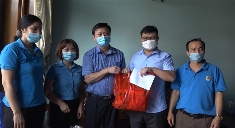 LĐLD trao quà cho đoàn viên công viên Hà Việt Anh Công đoàn phòng dân tộc (1)