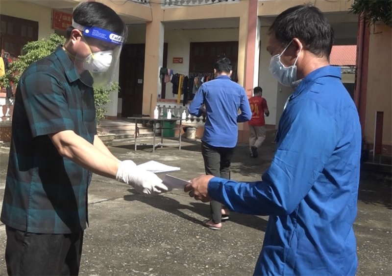 ĐC Nguyễn Anh Dũng trao hỗ trợ cho công dân đang thực hiện cách ly tại Khu cách ly tập trung của huyện