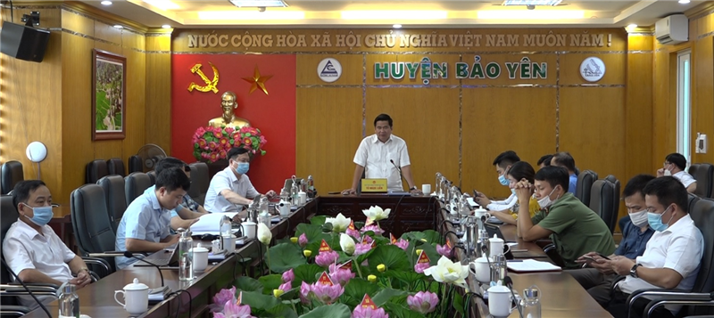 Đồng chí Tô Ngọc Liễn Phó Bí thư Huyện ủy, Chủ tịch UBND huyện phát biểu tại cuộc họp