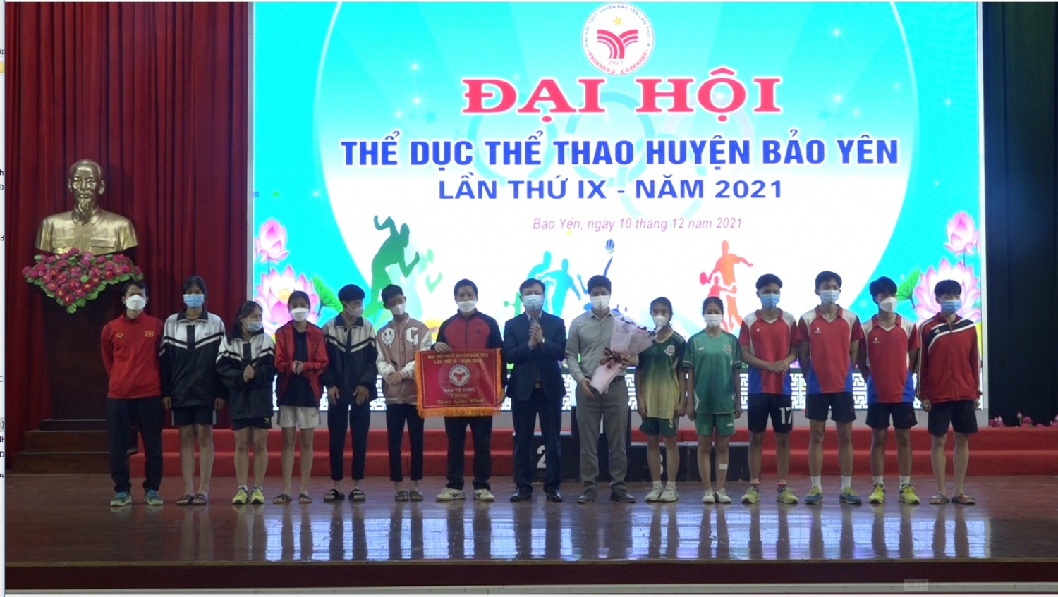 Đồng chí Nguyễn Anh Dũng Phó Chủ tịch UBND huyện Trao giải nhất toàn đoàn cho trường THPT số 2 Bảo Yên