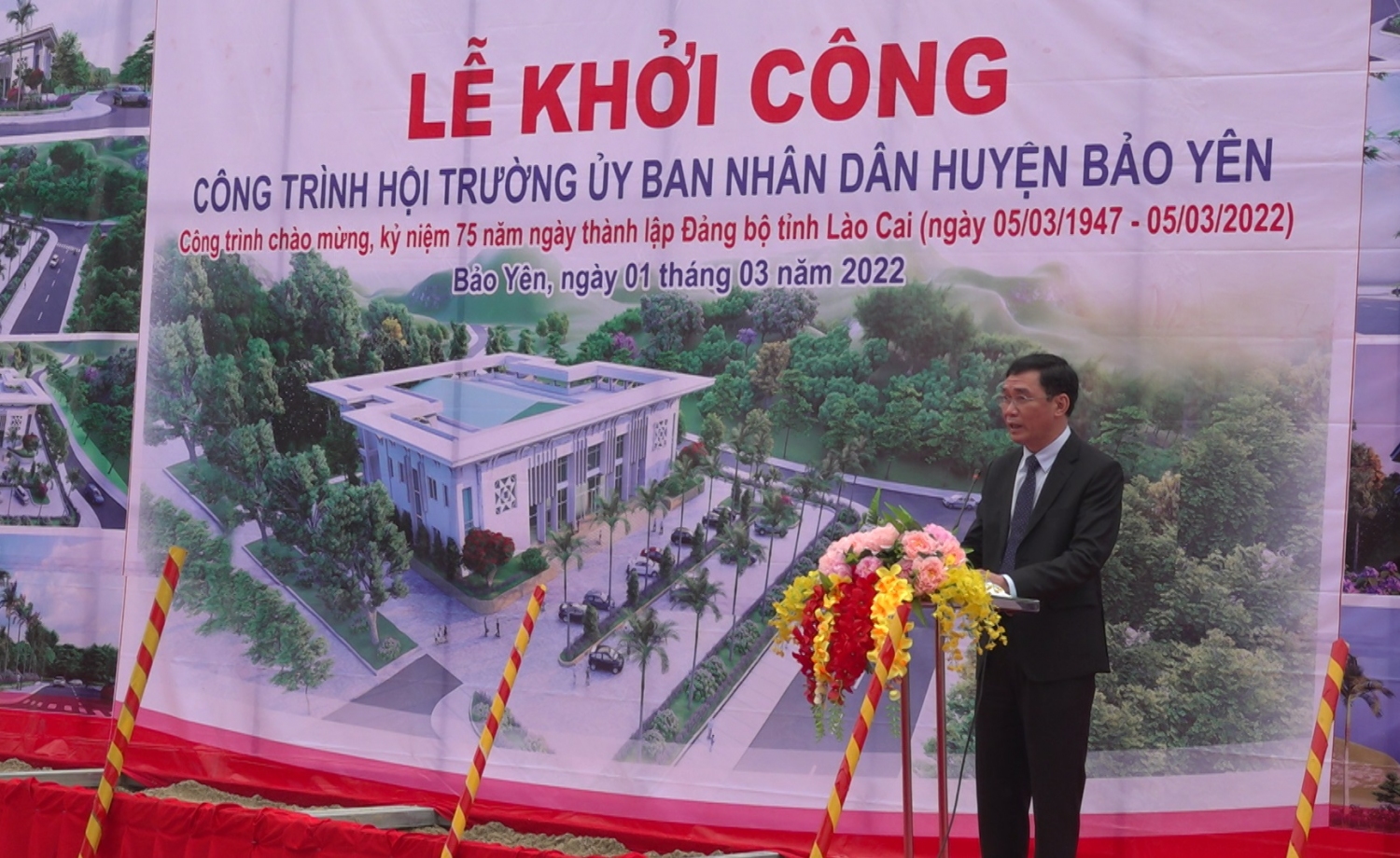 Đồng chí Nguyễn Anh Chuyên, Ủy viên BCH Đảng bộ Tỉnh, Bí thư Huyện ủy, Chủ tịch HĐND huyện phát biểu tại Lễ khởi công