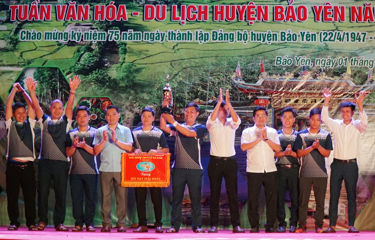 Trao giải Nhất Giải bóng chuyền nam huyện Bảo Yên