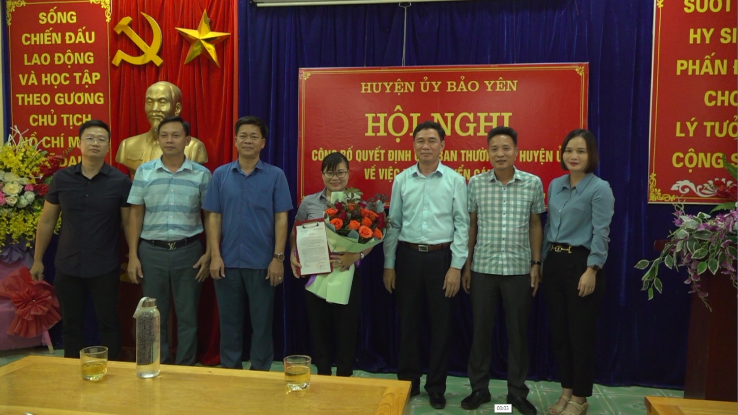 Các đồng chí lãnh đạo huyện Bảo Yên tăng hoa chúc mừng đồng chí Sùng Thị Sua