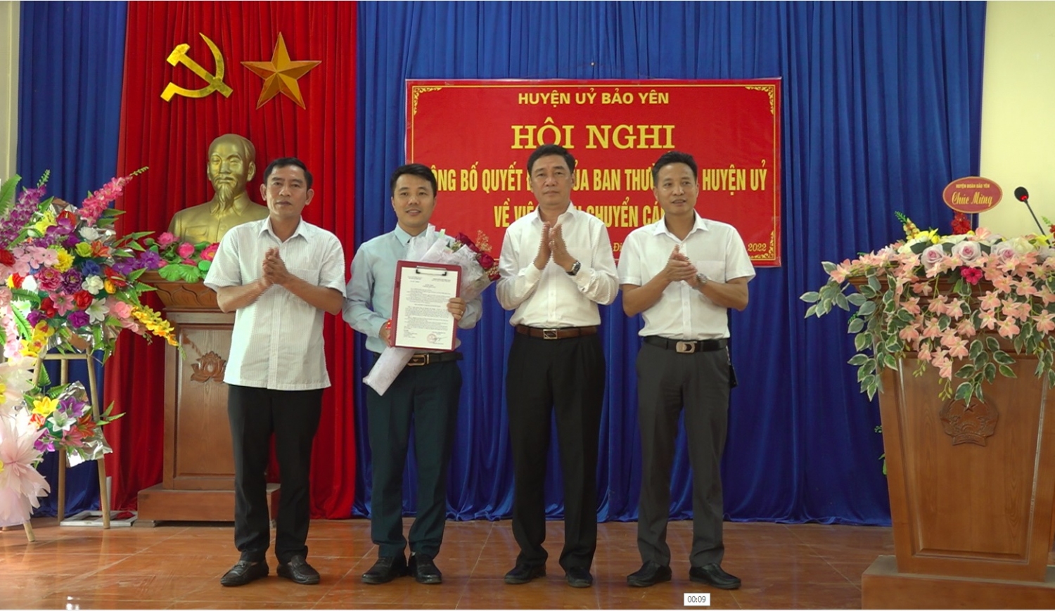 Các đồng chí lãnh đạo huyện tặng hoa chúc mừng đồng chí Nguyễn Văn Mạnh
