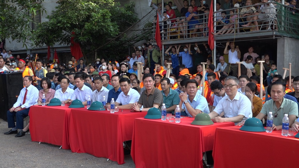 Đại biểu và người dân dự lễ khai mạc Ngày hội hội đua mảng trên sông Chảy Hào khí trận Phố Ràng lần thứ Nhất năm 2022