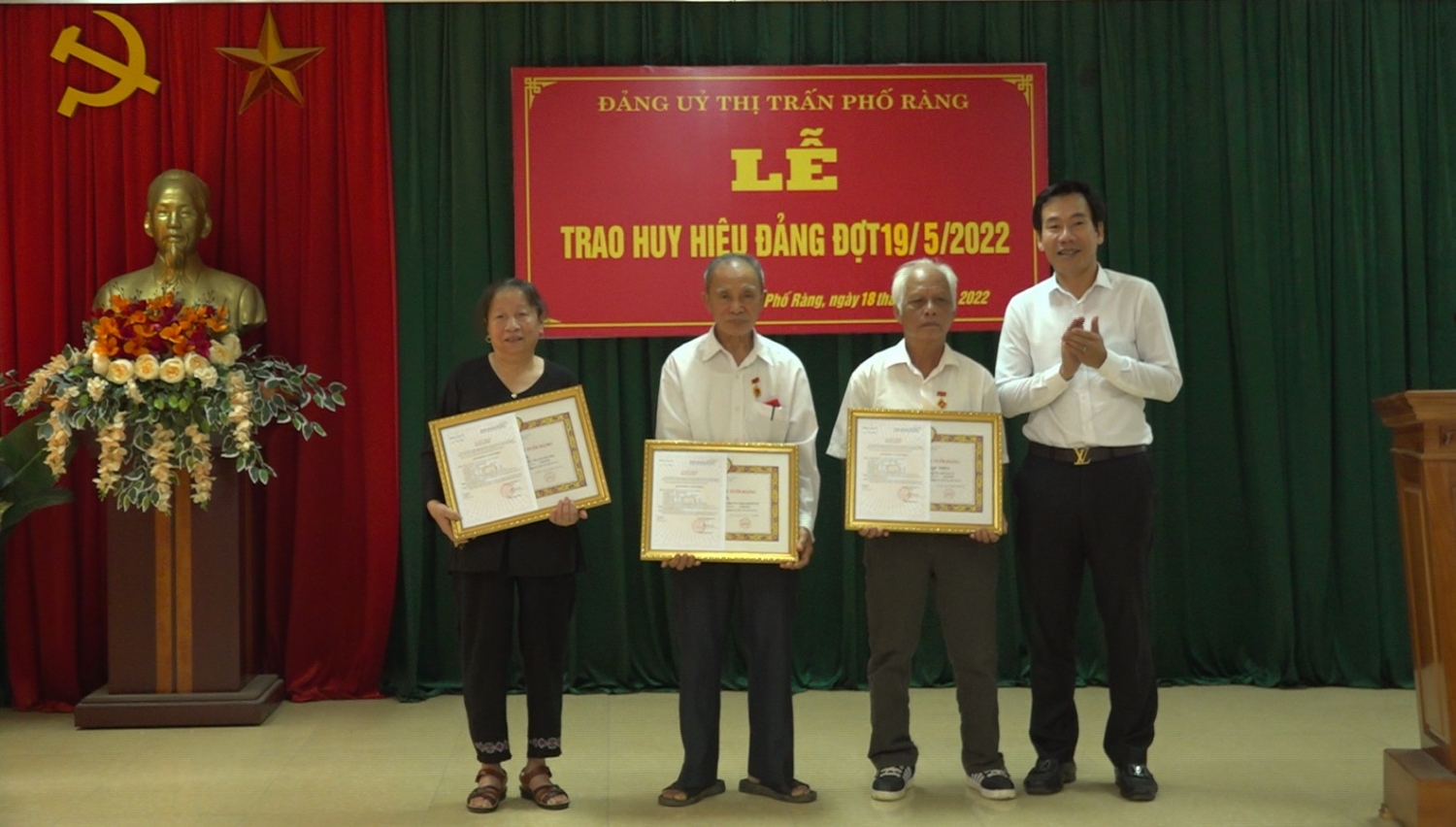 Đồng chí Dương Đức Huy Ủy viên BTV, Trưởng ban tuyên giáo Tỉnh ủy trao Huy hiệu đảng cho các đảng viên tại Đảng bộ thị trấn Phố Ràng