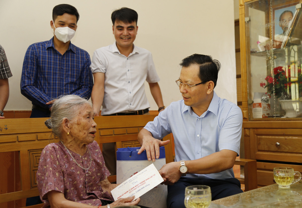 Phó Chủ tịch Thường trực UBND tỉnh Hoàng Quốc Khánh thăm, tặng quà gia đình chính sách huyện Bảo Yên