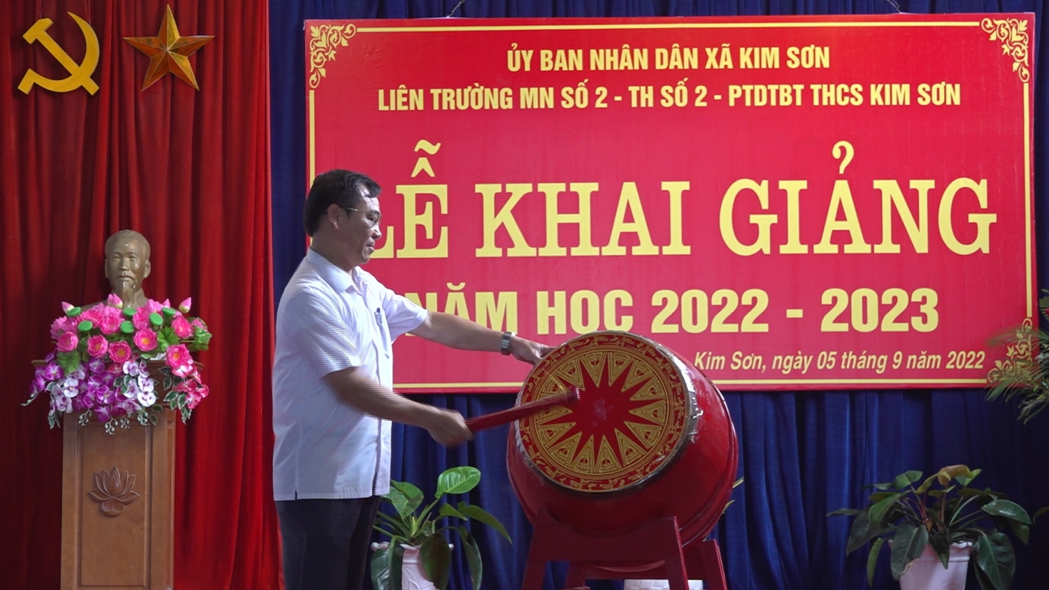 Đồng chí Phạm Toàn Thắng, Ủy viên Ban Thường vụ, Trưởng ban Tổ chức Tỉnh ủy đánh trống khai giảng năm học mới