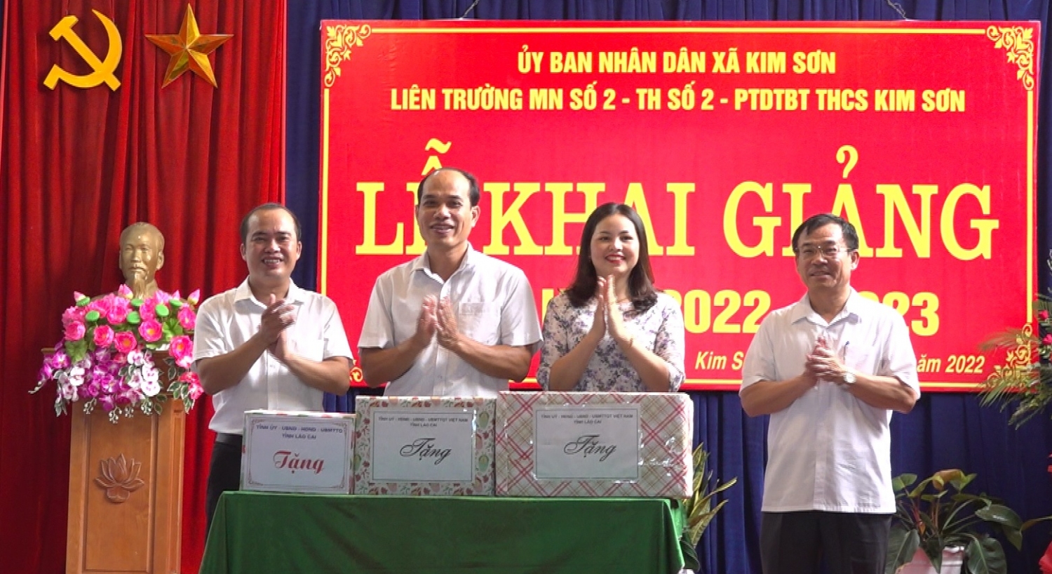 Đồng chí Phạm Toàn Thắng, Ủy viên Ban Thường vụ, Trưởng ban Tổ chức Tỉnh ủy tặng hoa và quà chúc mừng các nhà trường nhân dịp khai giảng năm học mới 2022 2023