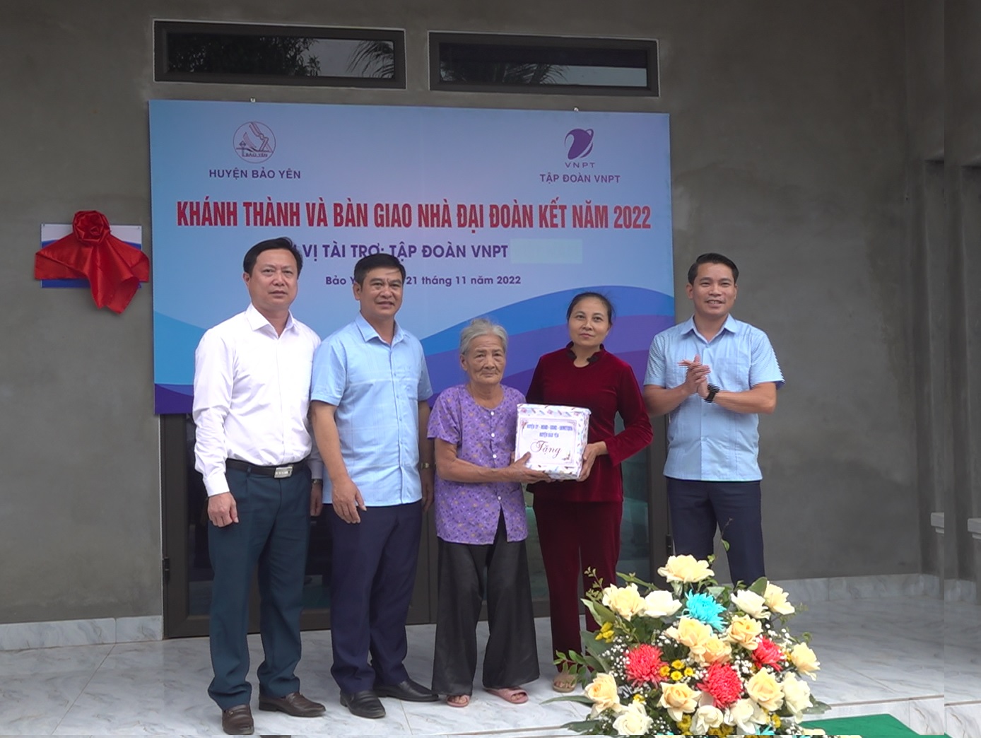 Các đồng chí lãnh đạo huyện Bảo Yên tặng quà chúc mừng gia đình bà Lưu Thị Mơ