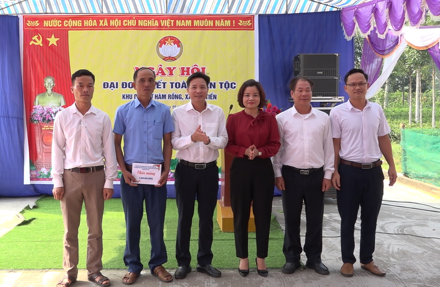 Trưởng ban Tổ chức Huyện ủy Phạm Duy Thịnh cùng lãnh đạo Hội LHPN, Hội Nông dân huyện tặng quà cho thôn Hàm Rồng