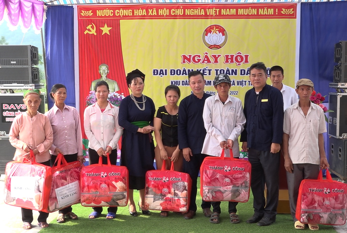 UB MTTQ Việt Nam xã Việt Tiến tặng quà cho các hộ nghèo trong thôn