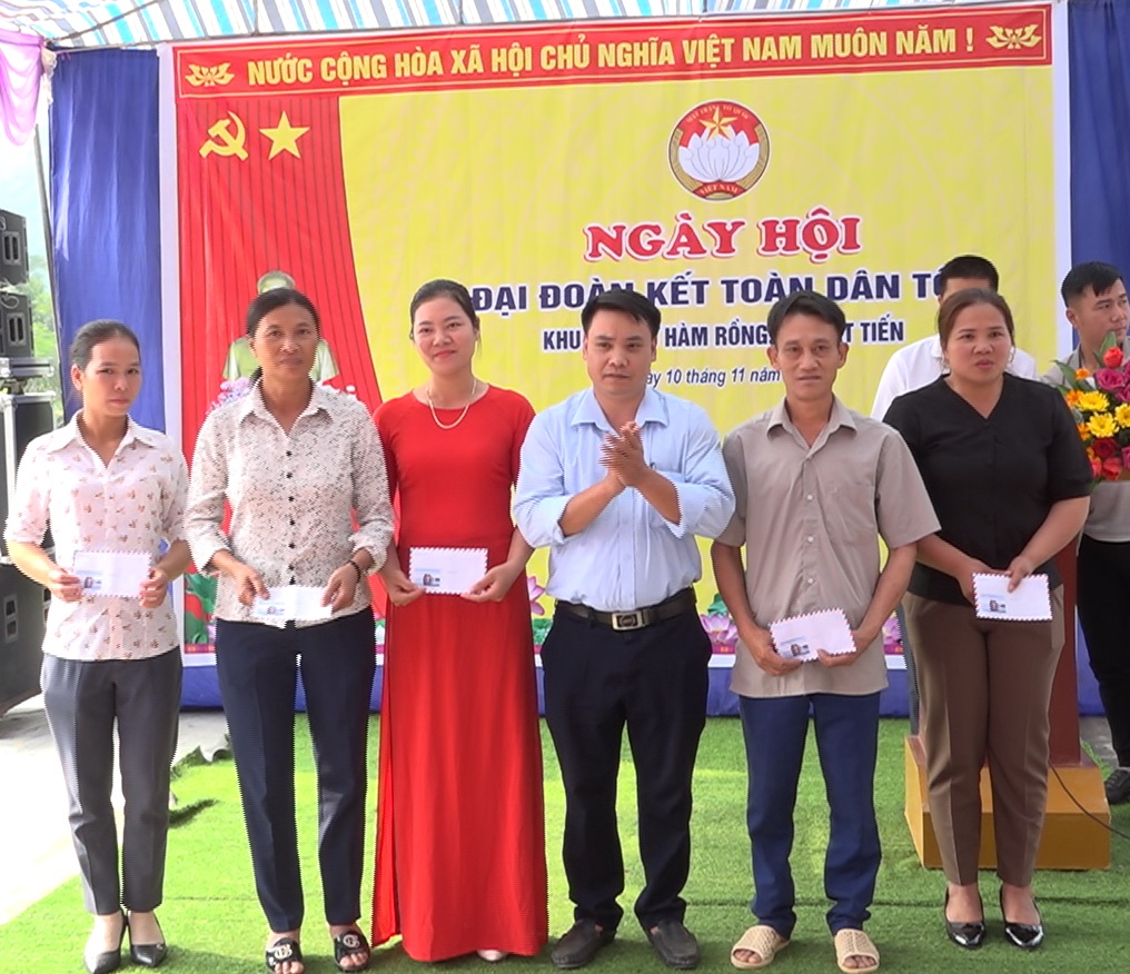 UBND xã Việt Tiến khen thưởng cho các hộ gia đình tiêu biểu