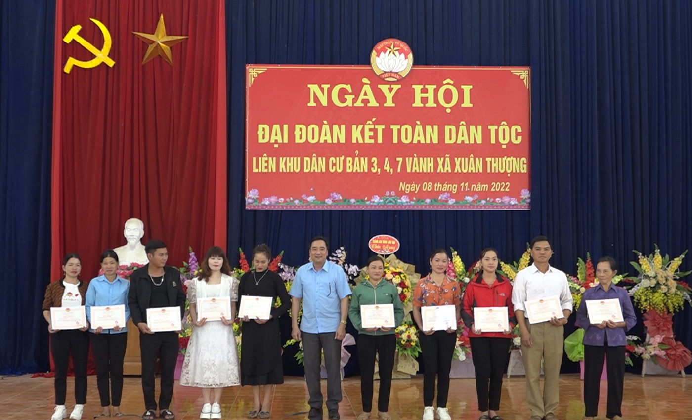 UBND xã Xuân Thượng khen thưởng cho các hộ gia đình đạt danh hiệu gia đình văn hóa 3 năm liên tục