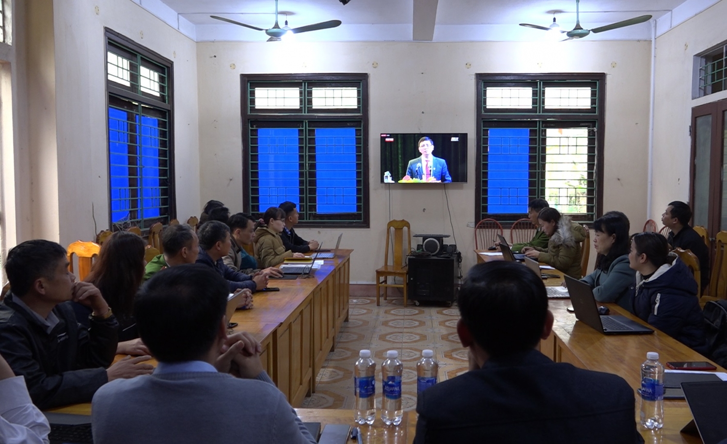 Đảng viên Đảng bộ xã Yên sơn theo dõi hội nghị qua truyền hình trực tiếp tại trụ sở UBND xã