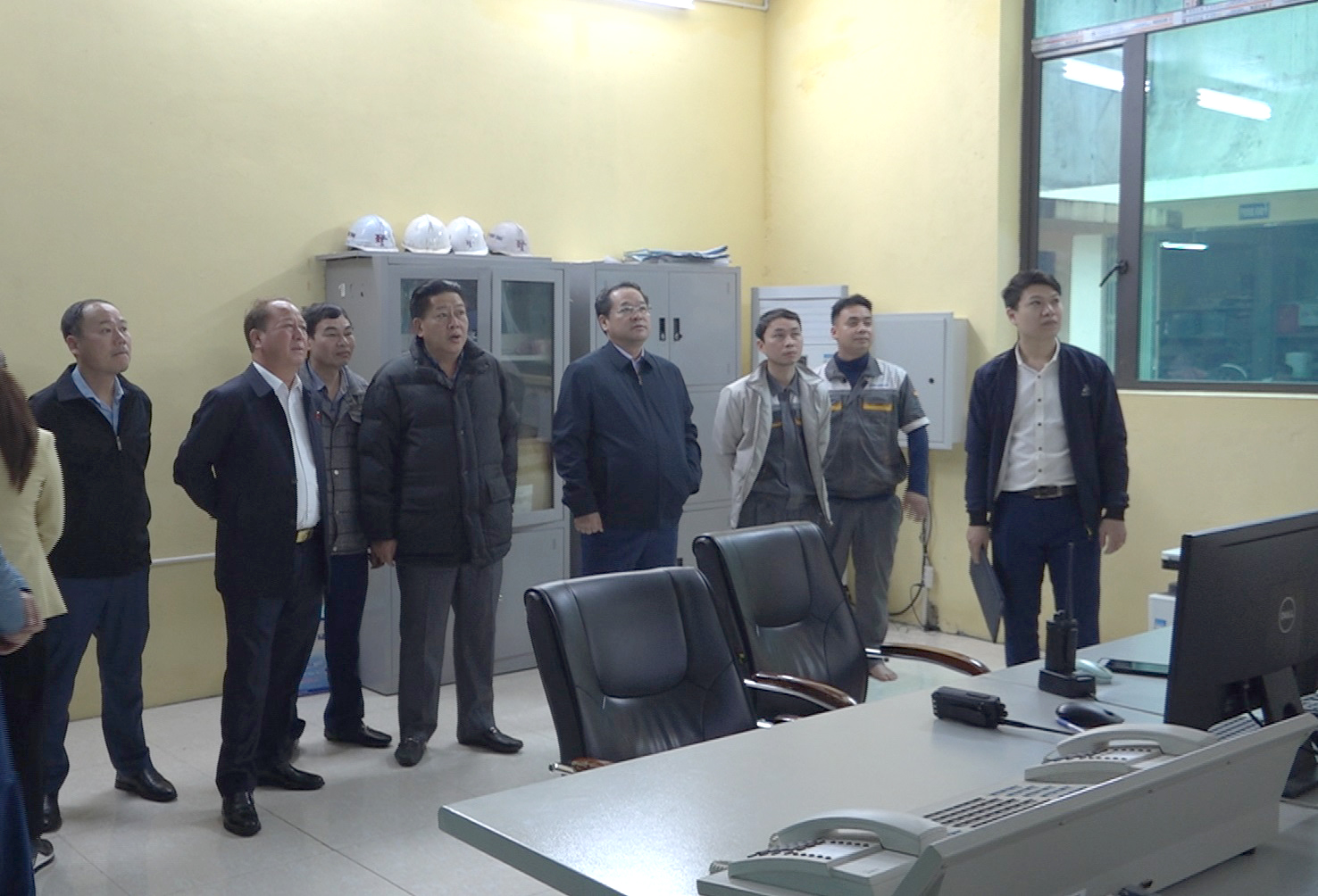 Đồng chí Sùng A Lềnh, Tỉnh ủy viên, Phó Trưởng Đoàn ĐBQH chuyên trách tỉnh Lào Cai cùng đoàn giám sát thăm phòng điều khiển trung tâm nhà nhà Thủy điện Bắc Cuông