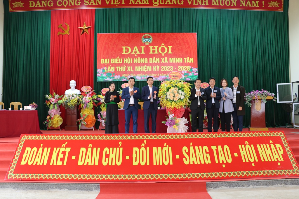 Các đồng chí Lãnh đạo huyện Bảo Yên tặng hoa chúc mừng Đại hội