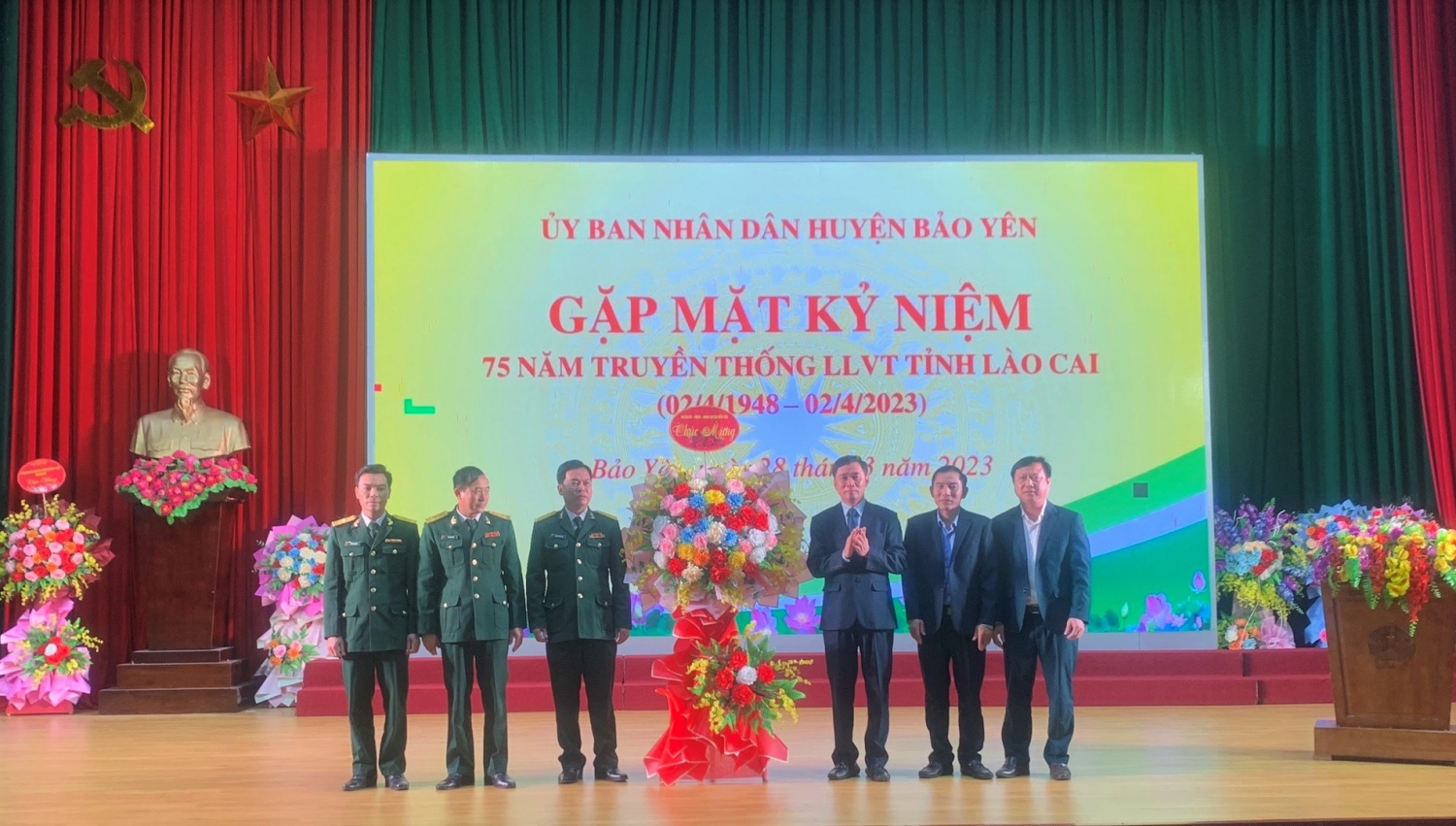 Các đồng chí lãnh đạo huyện tặng hoa chúc mừng lực lượng vũ trang huyện Bảo Yên