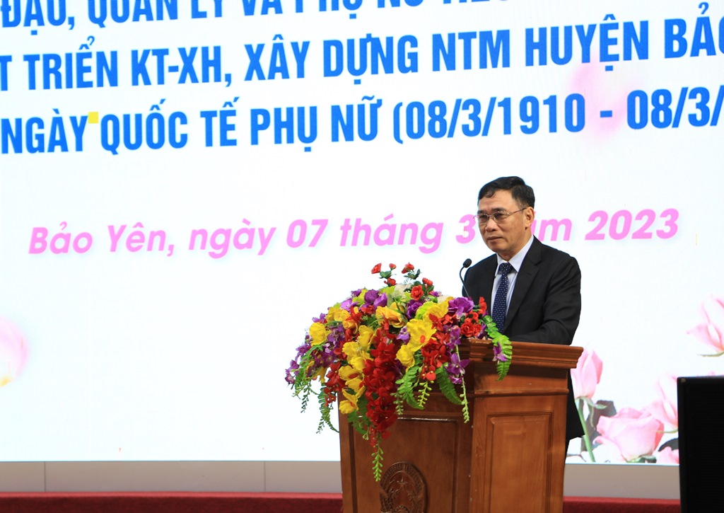 Đồng chí Bí thư Huyện ủy Nguyễn Anh Chuyên phát biểu tại buổi gặp mặt