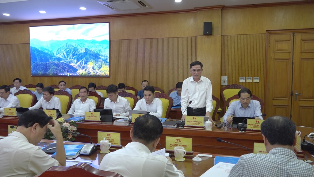 Đồng chí Nguyễn Anh Chuyên, Bí thư Huyện ủy báo cáo tại buổi làm việc