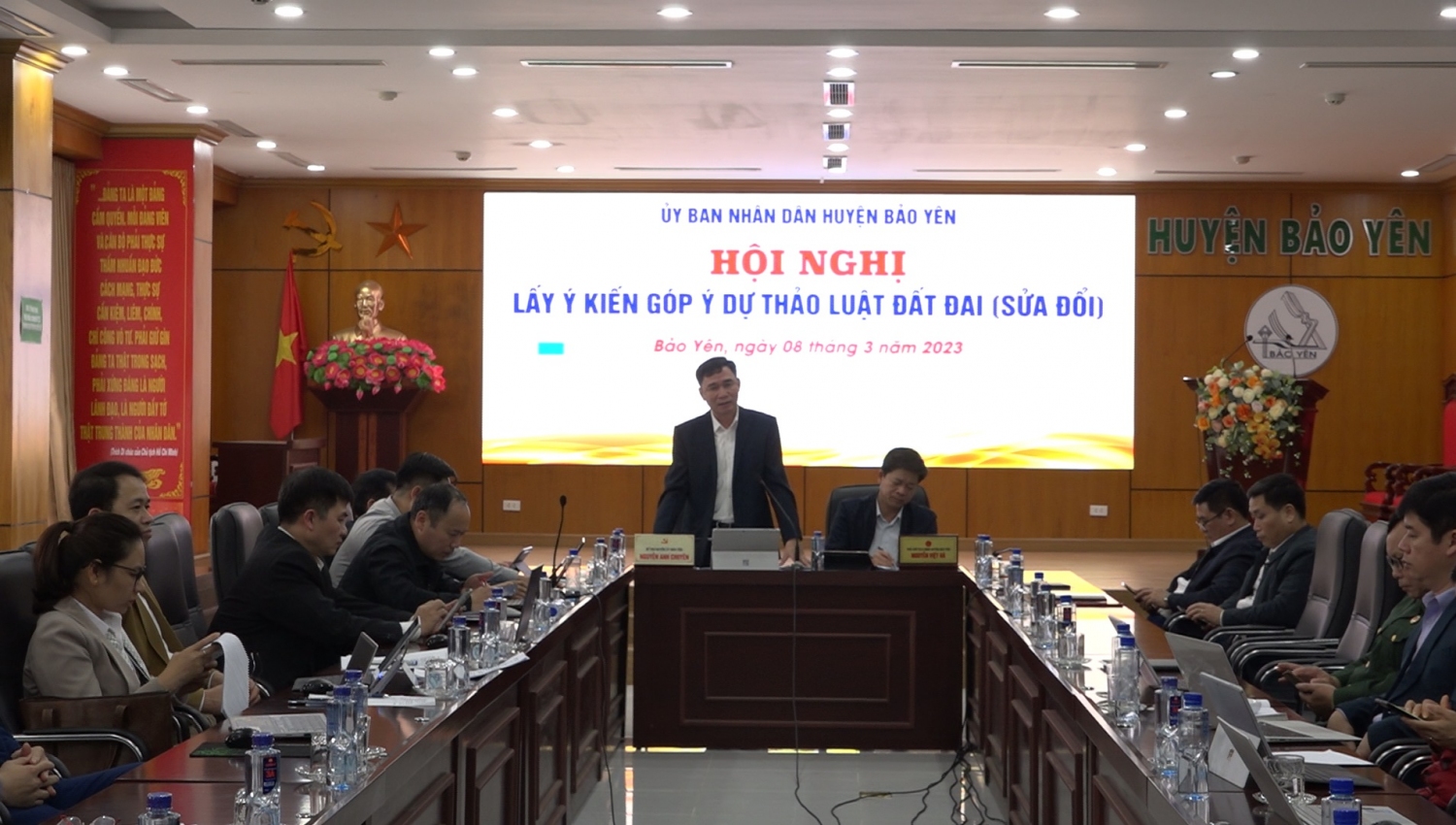 Đồng chí Nguyễn Anh Chuyên, Bí thư Huyện ủy phát biểu tại hội nghị