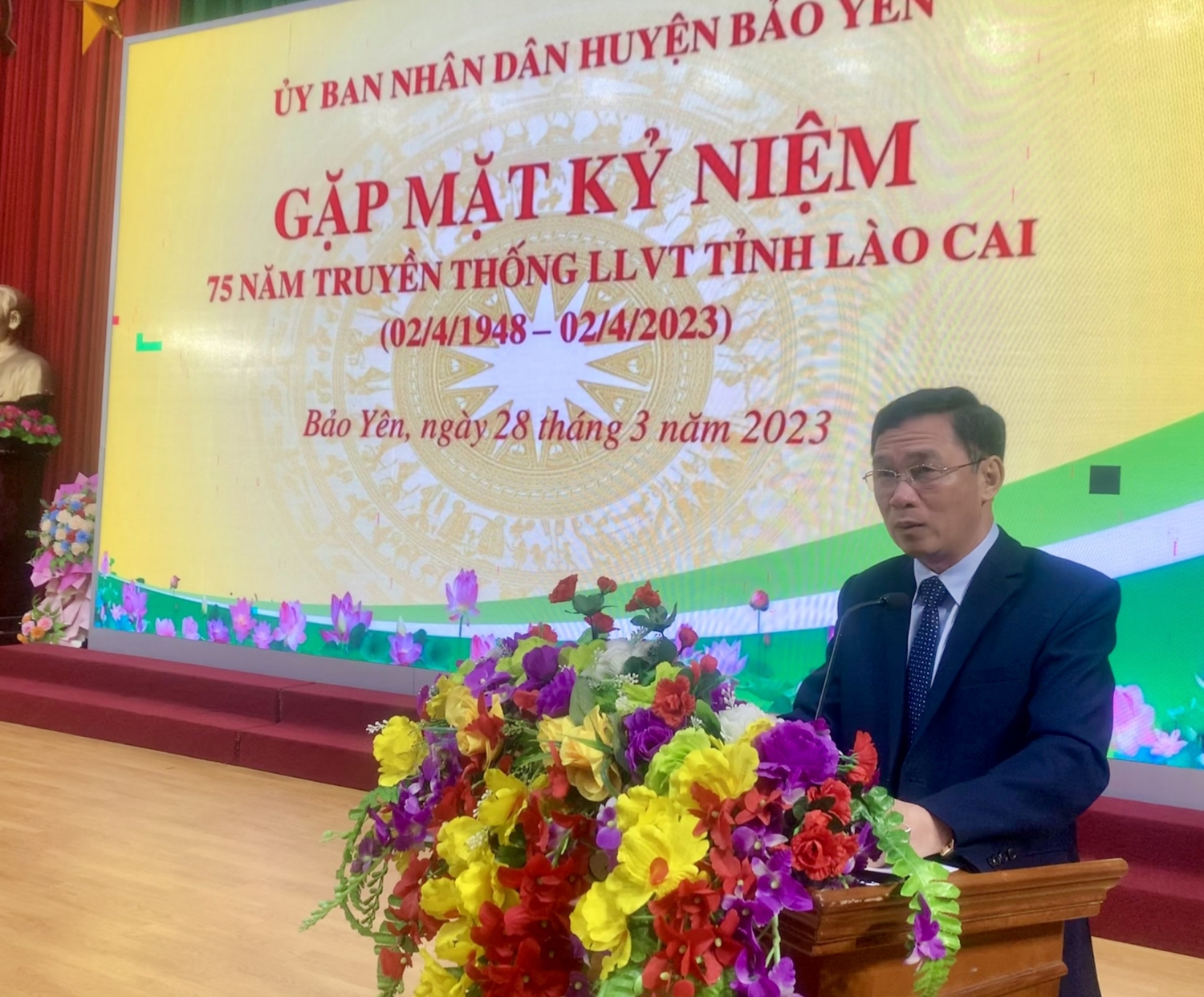 Đồng chí Nguyễn Anh Chuyên, Ủy viên BCH Đảng bộ Tỉnh, Bí thư Huyện ủy, Chủ tịch HĐND huyện phát biểu tại buổi gặp mặt