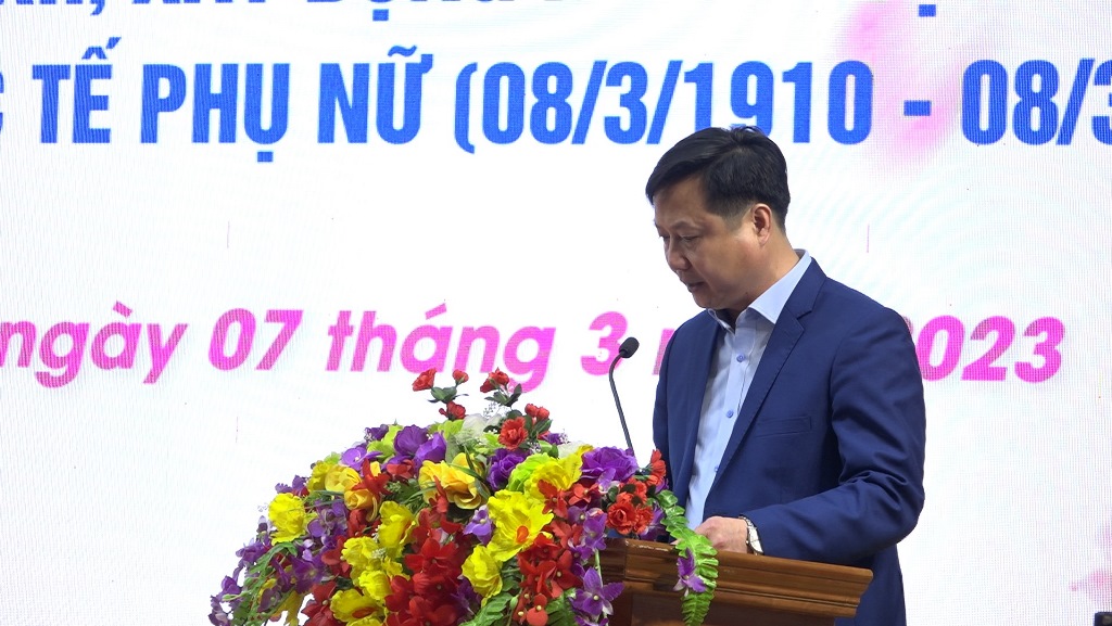 Đồng chí Nguyễn Anh Dũng, Phó Chủ tịch UBND, Trưởng Ban vì sự tiến bộ của phụ nữ huyện trình bày diễn văn ôn lại truyền thống ngày Quốc tế phụ nữ