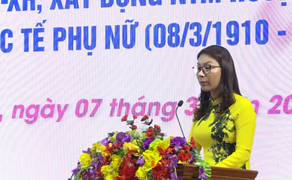 Đồng chí Trịnh Thị Duyên, Trưởng Phòng Nông nghiệp và Phát triển nông thôn huyện đại diện cán bộ nữ lãnh đạo huyện phát biểu, chia sẻ cảm nhận