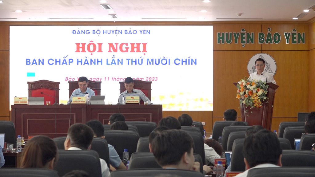 Đồng chí Nguyễn Xuân Nhẫn, Phó Bí thư Thường trực Huyện ủy phát biểu tại hội nghị
