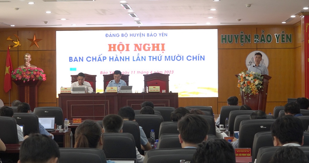 Đồng chí Trần Trọng Thông, Phó Bí thư Huyện ủy, Chủ tịch UBNĐ huyện phát biểu tại hội nghị