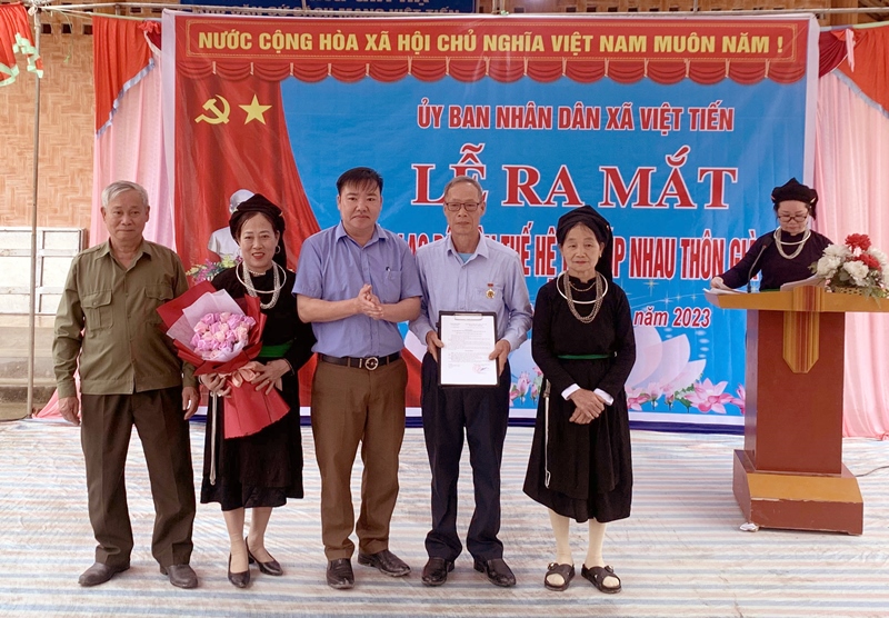 UBND xã Việt Tiến đã trao quyết định thành lập Ban chủ nhiệm câu lạc bộ Liên thế hệ tự giúp nhau thôn Già Hạ