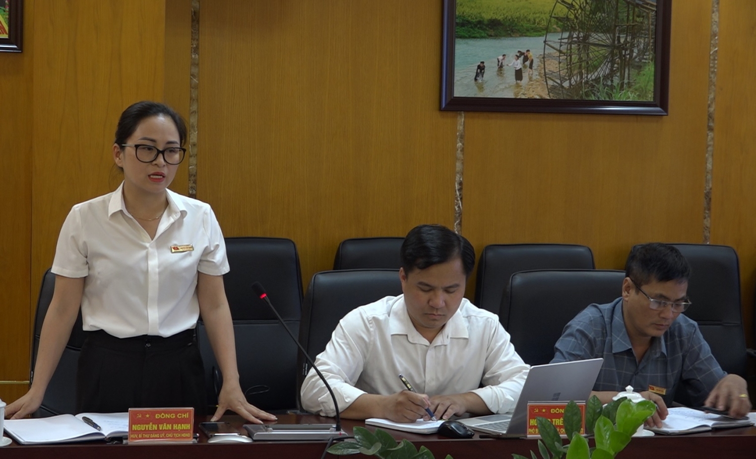 Bí thư Đảng ủy xã Lương Sơn báo cáo kết quả thực hiện nhiệm vụ của Đảng bộ xã Lương từ đầu nhiệm kỳ 2020 – 2025 đến nay