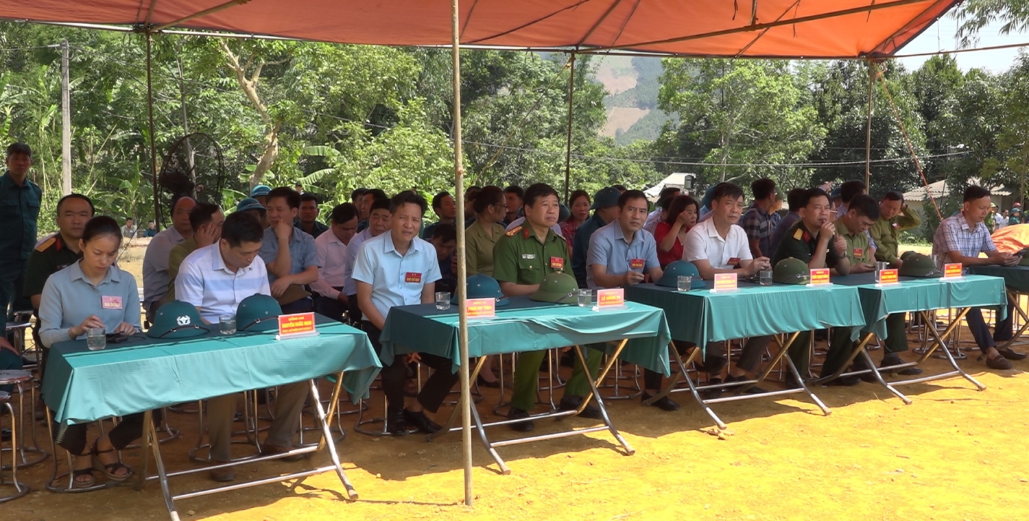 Các đại biểu theo dõi thực binh tại bản Mủng, xã Tân Dương