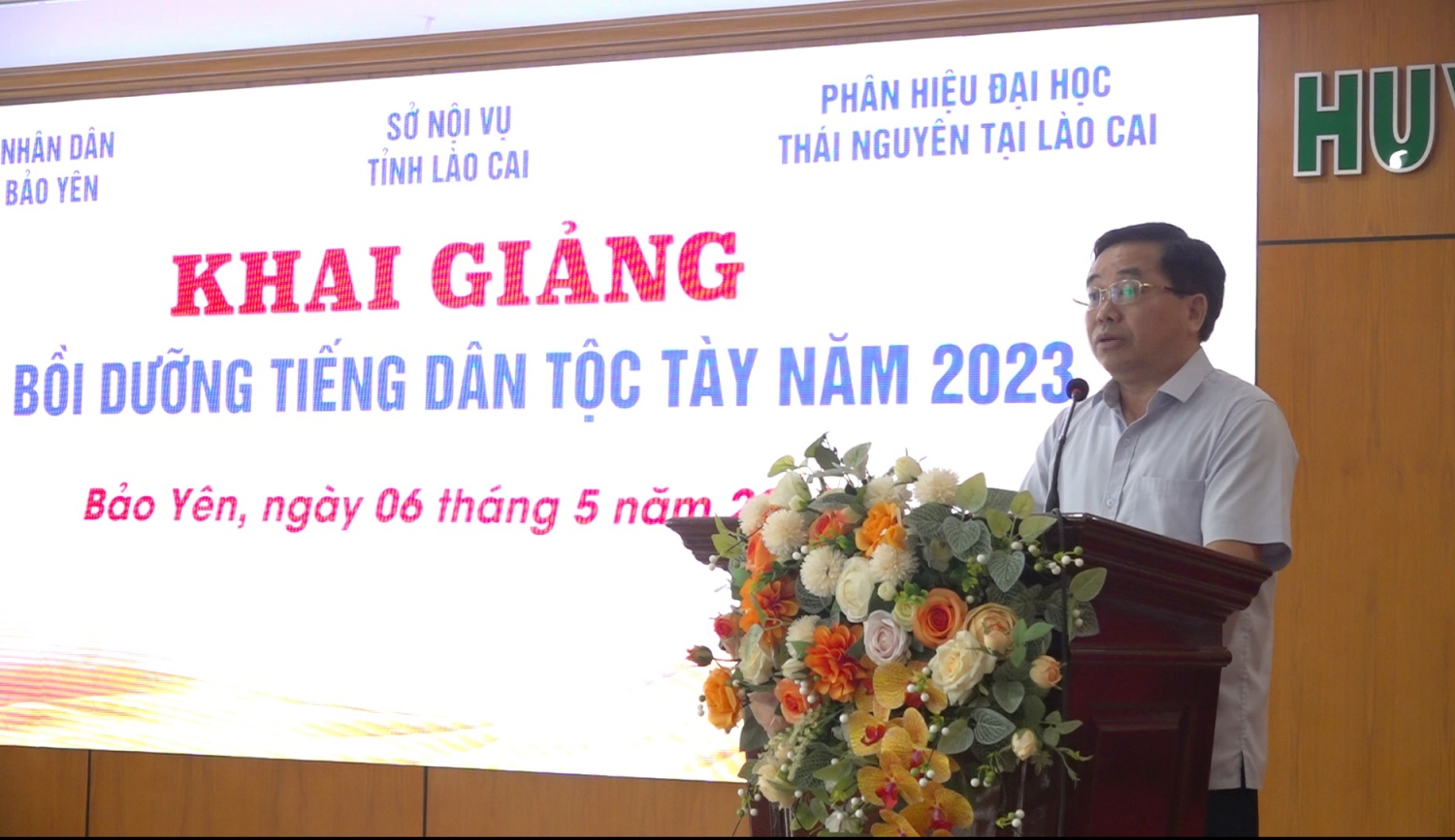 Đồng chí Ngô Hữu Tuyên, Phó Giám đốc Sở nội vụ tỉnh phát biểu tại buổi khai giảng lớp bồi dưỡng tiếng dân tộc Tày năm 2023