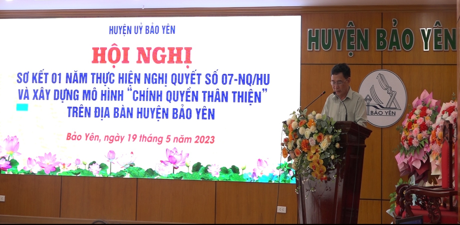 Đồng chí Nguyễn Anh Chuyên, Ủy viên BCH Đảng bộ Tỉnh, Bí thư Huyện ủy, Chủ tịch HĐND huyện phát biểu tại hội nghị
