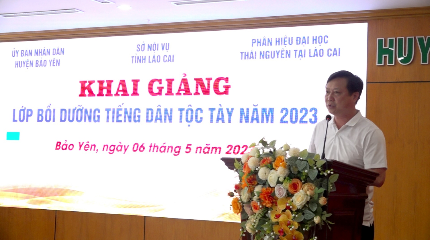 Đồng chí Nguyễn Anh Dũng, Phó Chủ tịch UBND huyện phát biểu tại buổi khai giảng