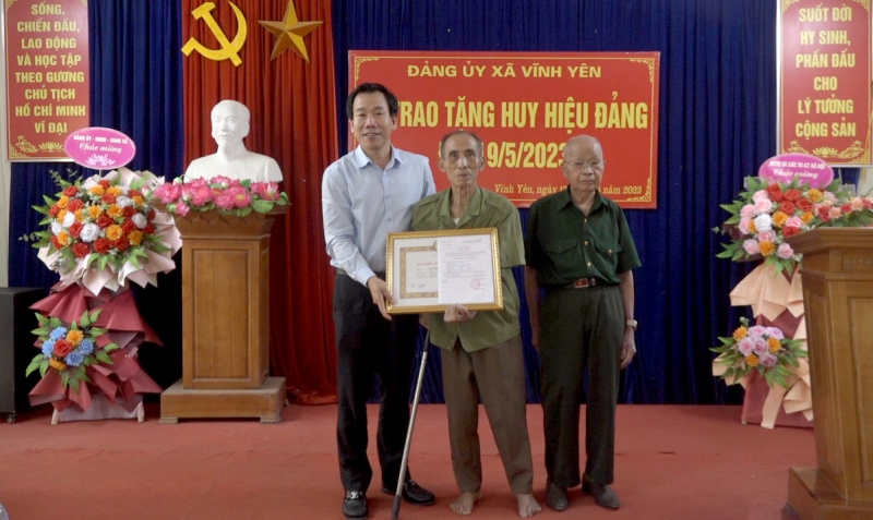 Trao Huy hiệu 60 năm tuổi đảng cho đảng viên sinh hoạt tại Đảng bộ xã Vĩnh Yên