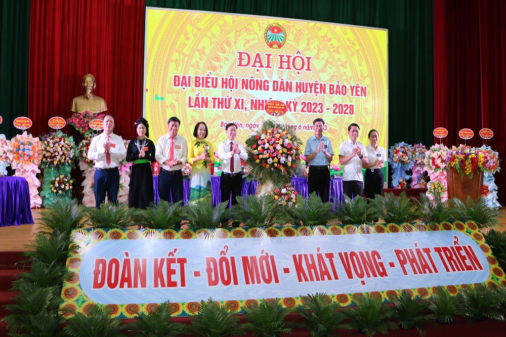 Các đồng chí lãnh đạo huyện tặng hoa chúc mừng Đại hội