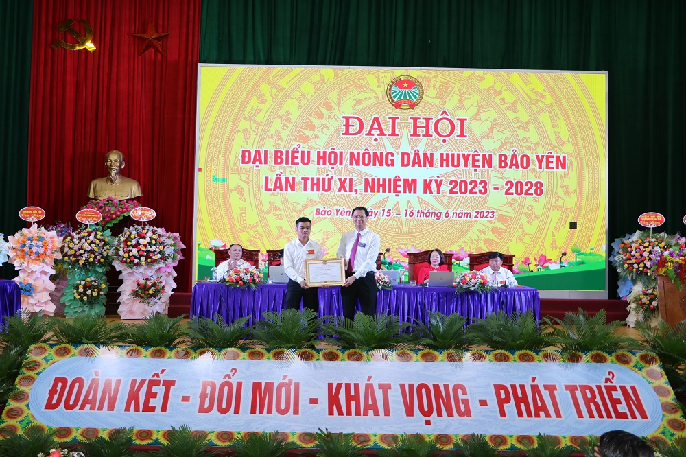 Đồng chí Bùi Quang Hưng, Tỉnh ủy viên, Chủ tịch Hội Nông dân tỉnh trao Bằng khen của Trung ương Hội Nông dân Việt Nam cho Hội Nông dân xã Nghĩa Đô
