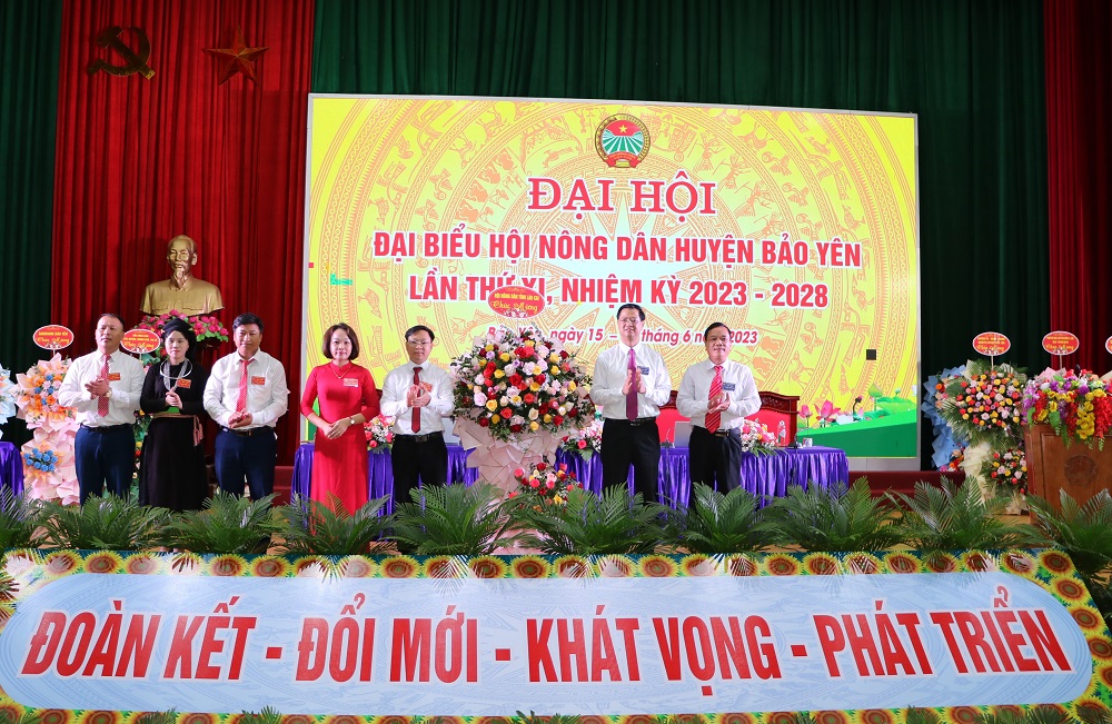 Lãnh đạo Hội Nông dân tỉnh tặng hoa chúc mừng Đại hội