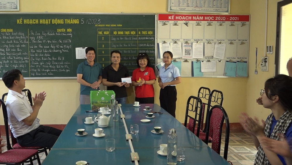 Bà Trần Hồng Dung, Phó Chủ tịch Thường trực Câu lạc bộ Mãi mãi tuổi 20 đã trao tặng 01 máy điều hòa cho phòng tin học Trường THCS Phúc Khánh