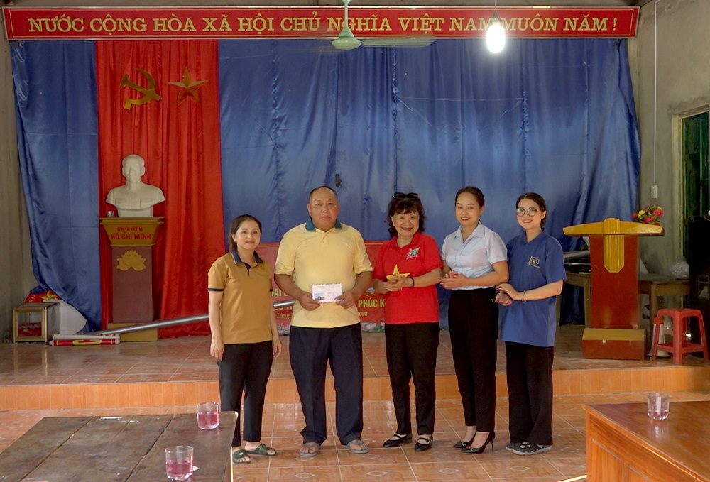 Bà Trần Hồng Dung, Phó Chủ tịch Thường trực Câu lạc bộ Mãi mãi tuổi 20 ủng hộ tiền cho thôn Làng Đẩu, xã Phúc Khánh để sơn Nhà văn hóa thôn
