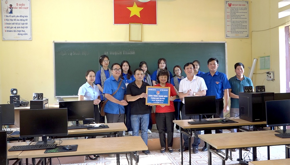 Câu lạc bộ Mãi mãi tuổi 20 bàn giao công trình thanh niên phòng tin học cho Trường THCS Phúc Khánh