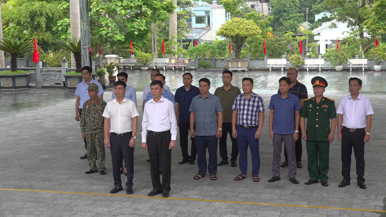 Đoàn đại biểu huyện Bảo Yên dâng hương tưởng niệm các anh hùng liệt sĩ tại Nghĩa trang Liệt sĩ Quốc gia Vị Xuyên