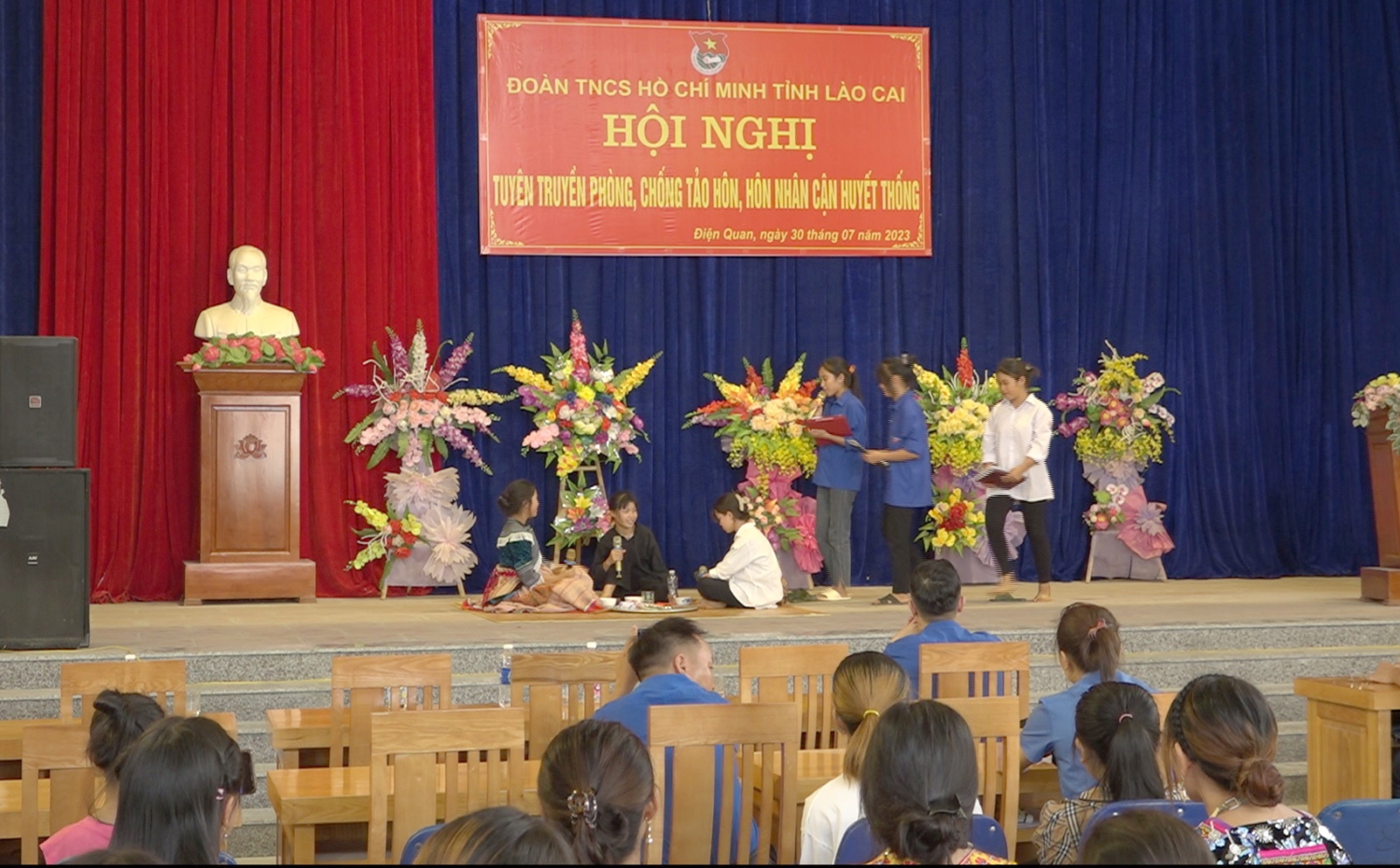 Đoàn viên thanh niên xã Điện Quan tuyên truyền thông qua tiểu phẩm Chuyện nhà A Lử