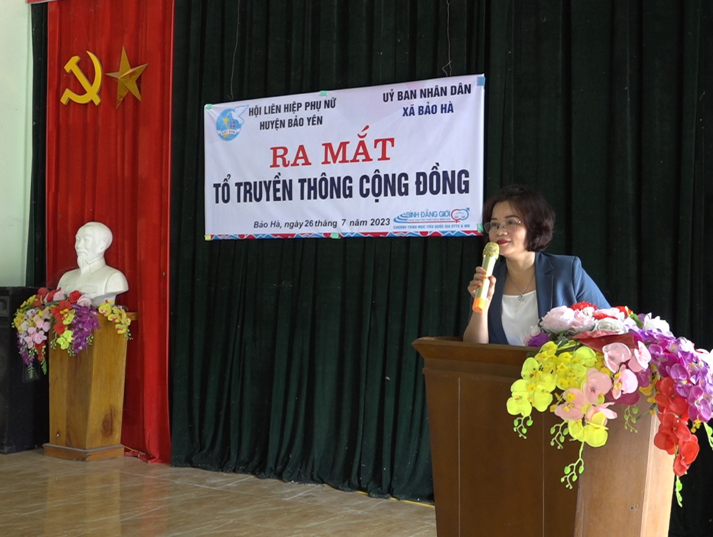 Đồng chí Ngô Hồng Thắm, Huyện ủy viên, Chủ tịch Hội Liên hiệp phụ nữ huyện Bảo Yên phát biểu tại buổi ra mắt tổ truyền thông cộng đồng