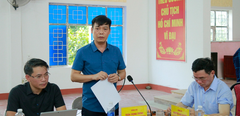 Đồng chí Trần Trọng Thông Chủ tịch UBND huyện báo cáo tại buổi làm việc