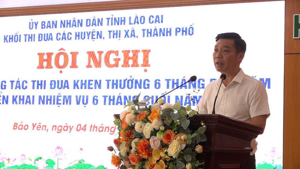 Đồng chí Trần Trọng Thông, Chủ tịch UBND huyện Bảo Yên, Phó Trưởng Khối thi đua Các huyện, thị xã, thành phố năm 2023 phát biểu tại hội nghị