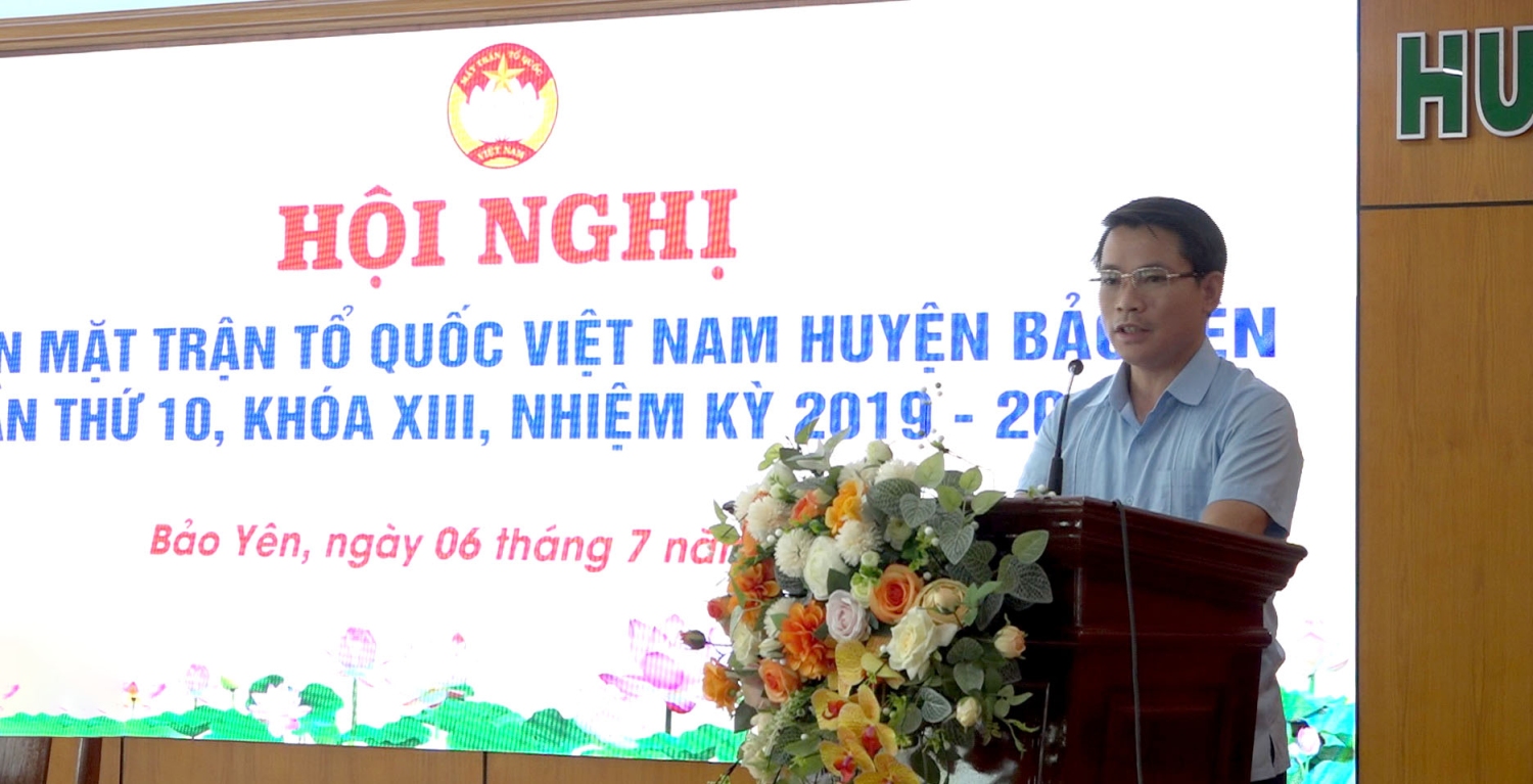 Phó Bí thư Thường trực Huyện ủy Nguyễn Xuân Nhẫn phát biểu tại hội nghị